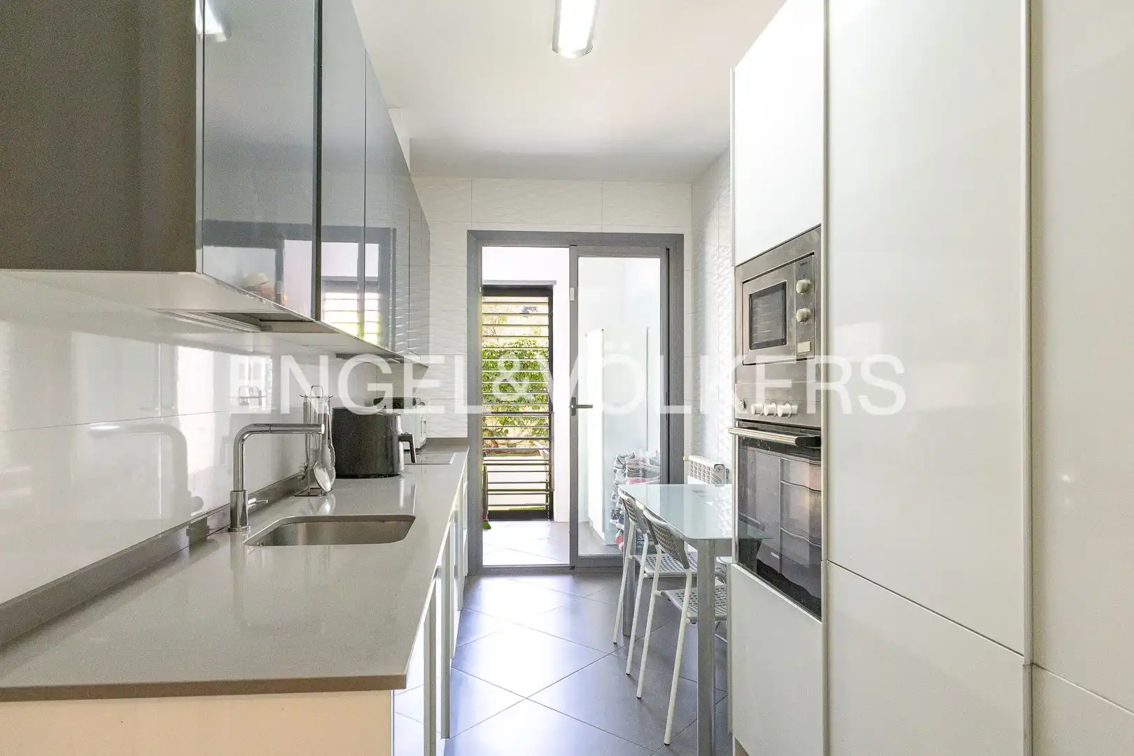 Cocina de Apartamento en venta en Madrid con Aire acondicionado, Calefacción y Jardín privado