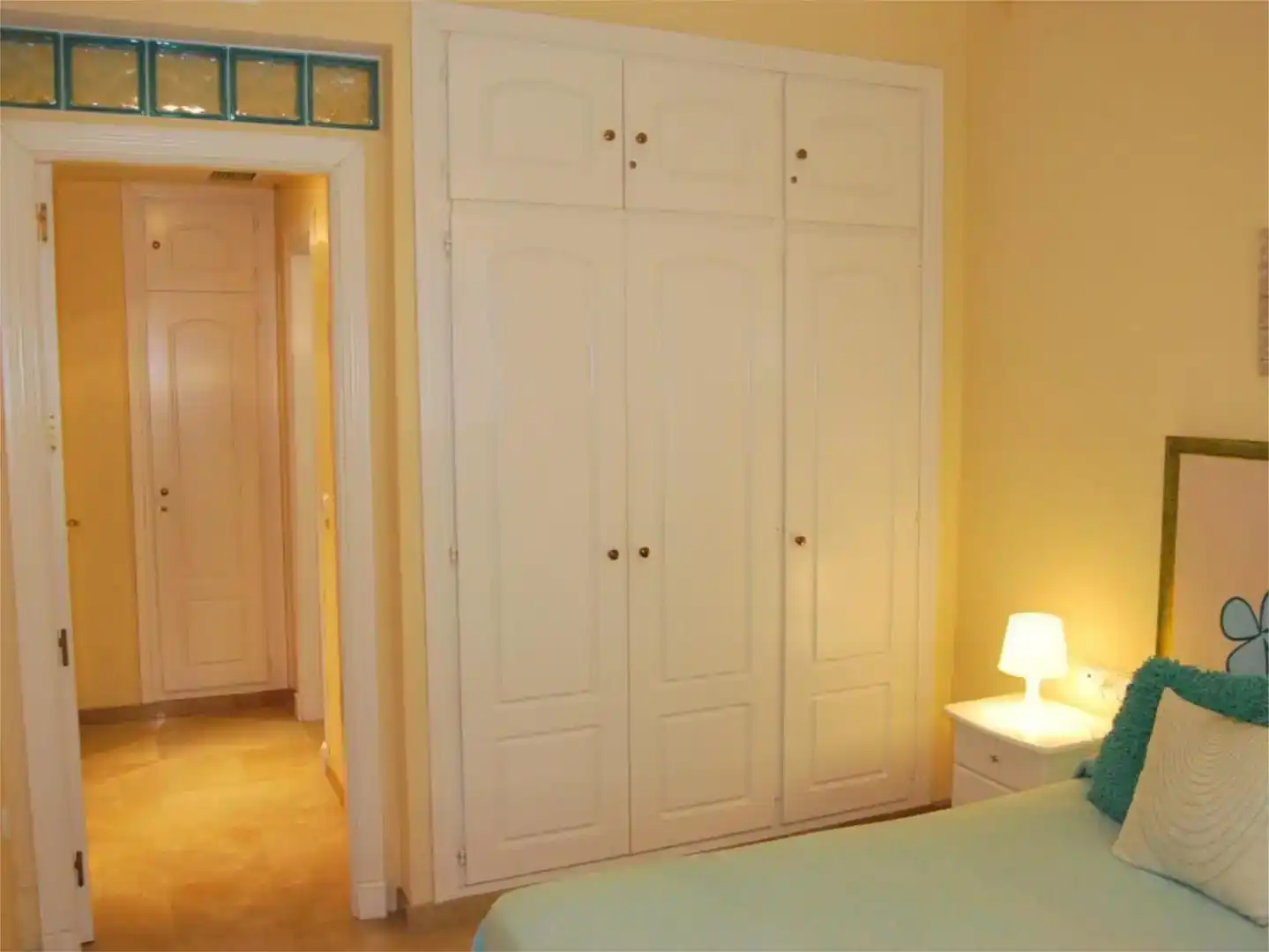 Schlafzimmer von Wohnungen zur Miete in Manilva mit Klimaanlage, Schwimmbad und Möbliert