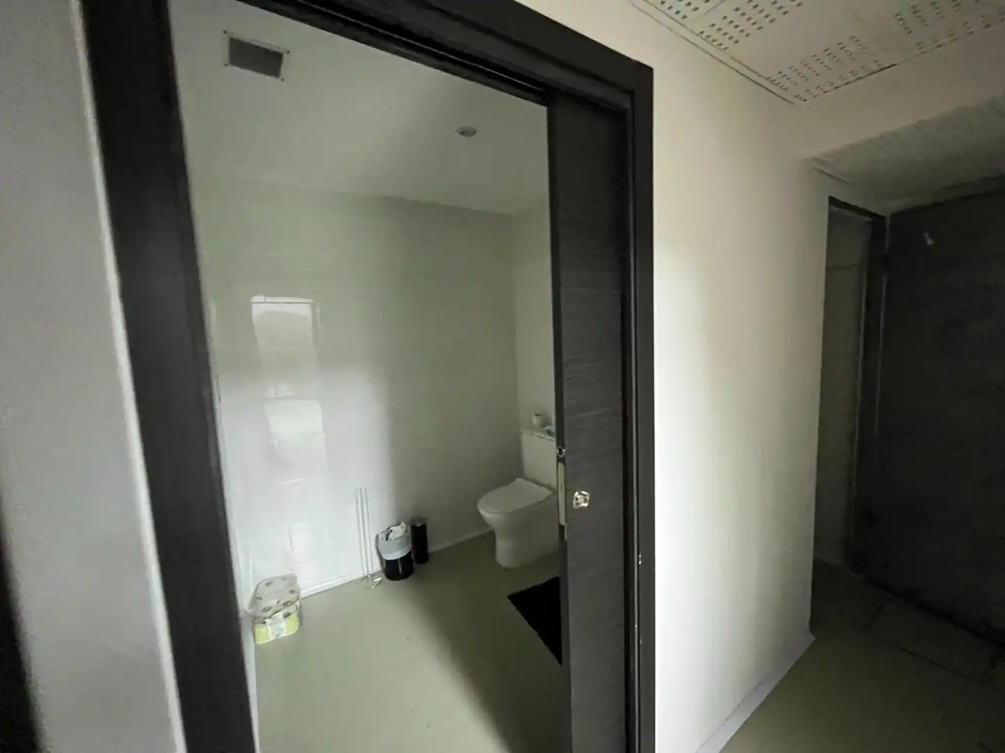 Baño de Local en traspaso en Barcelona con Aire acondicionado, Calefacción y Amueblado