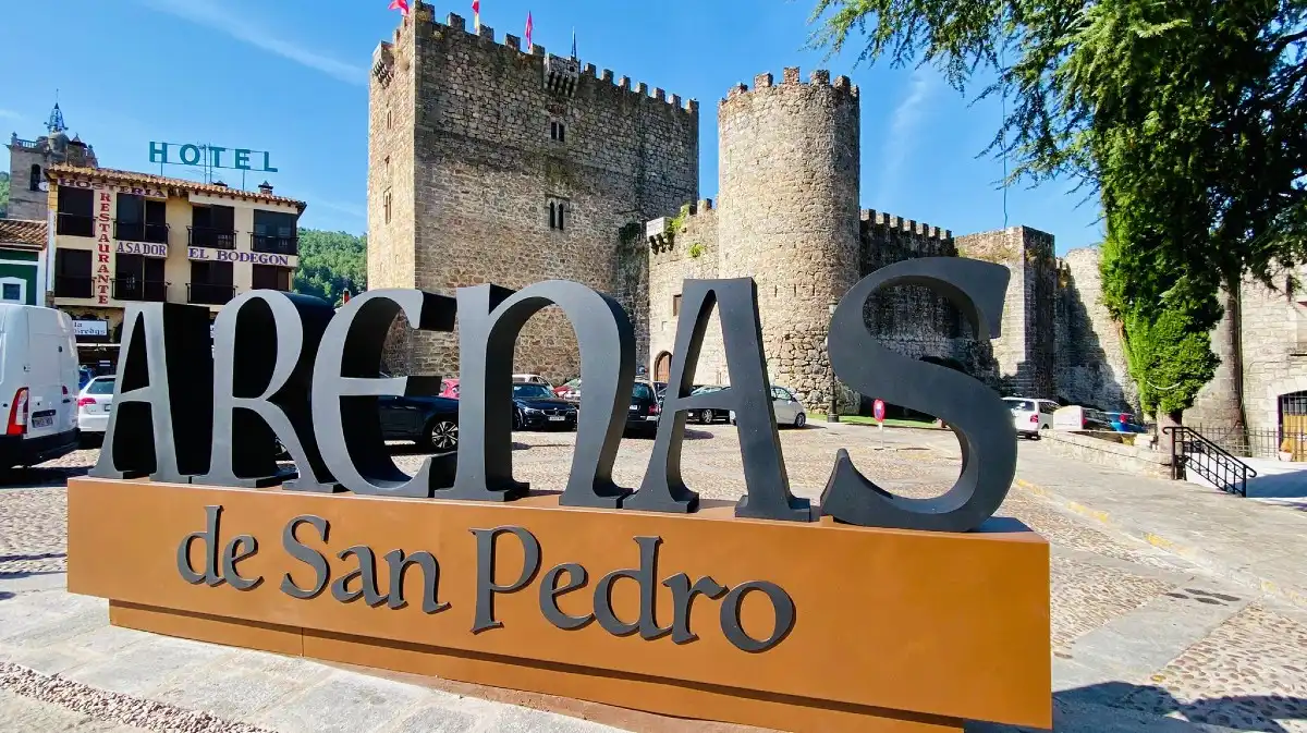 Vista exterior de Casa o chalet en venta en Arenas de San Pedro con Jardín privado y Piscina