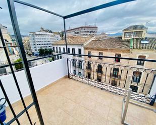 Vista exterior de Àtic de lloguer en  Granada Capital amb Aire condicionat, Terrassa i Balcó