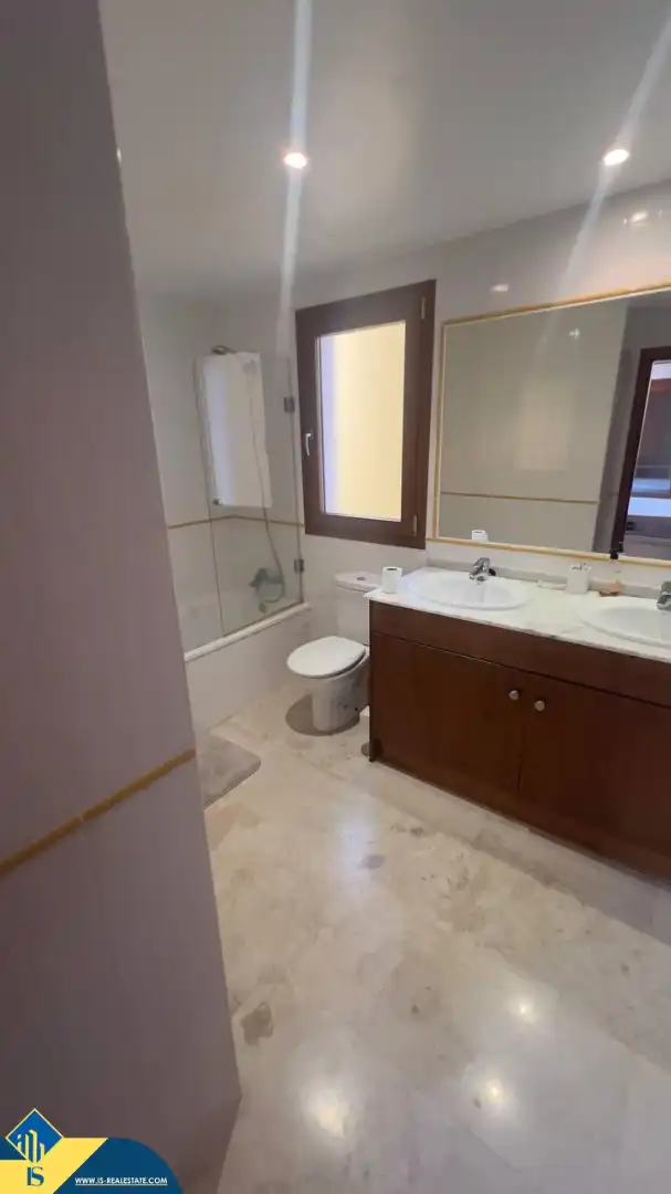 Bany de Pis de lloguer en Torrevieja amb Terrassa, Moblat i Forn