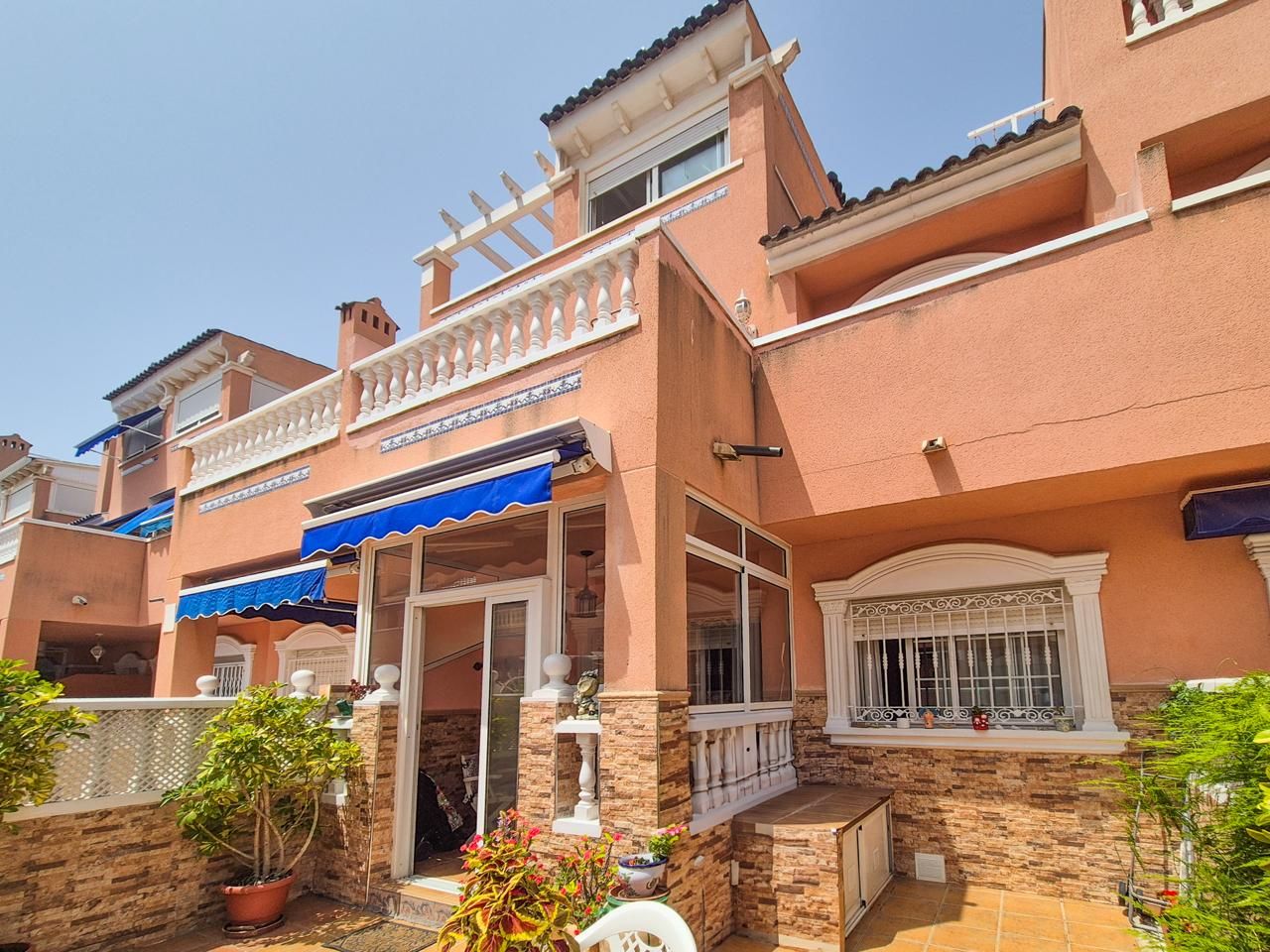 Außenansicht von Einfamilien-Reihenhaus zum Verkauf in Santa Pola mit Privatgarten, Terrasse und Möbliert