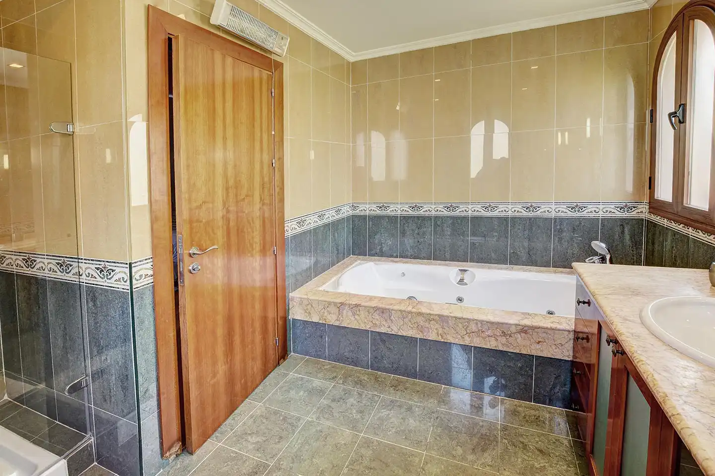 Bany de Casa o xalet en venda en Benalmádena amb Aire condicionat, Jardí privat i Terrassa