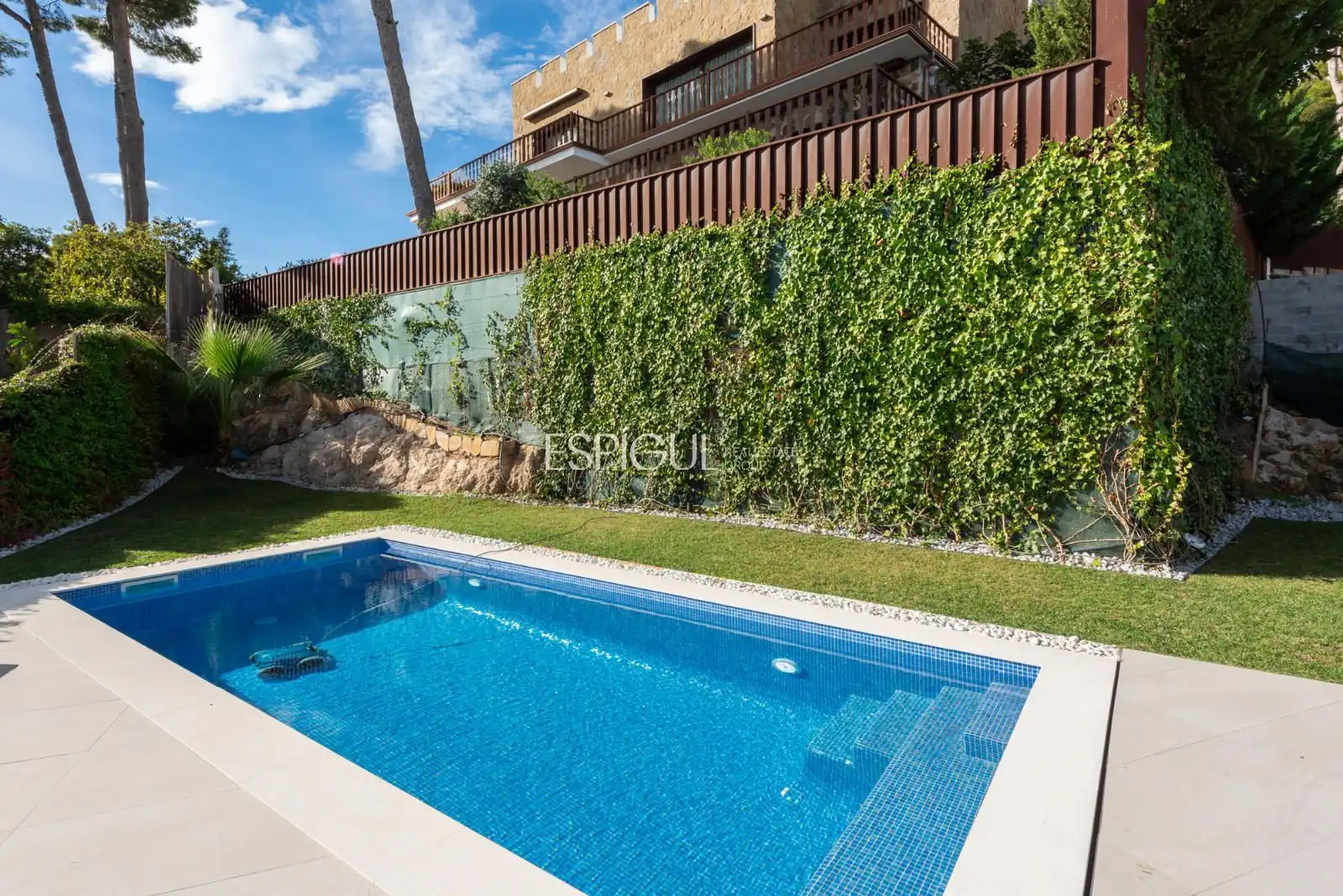 Swimming pool of Houses for sale in Castelldefels  with Air Conditioner, Heating and Parquet flooring