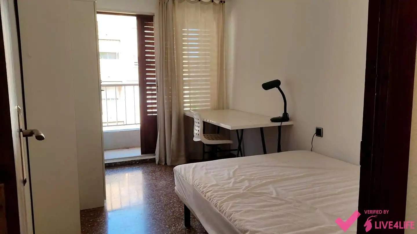 Habitación de Piso de alquiler en Valencia con Aire acondicionado y Amueblado
