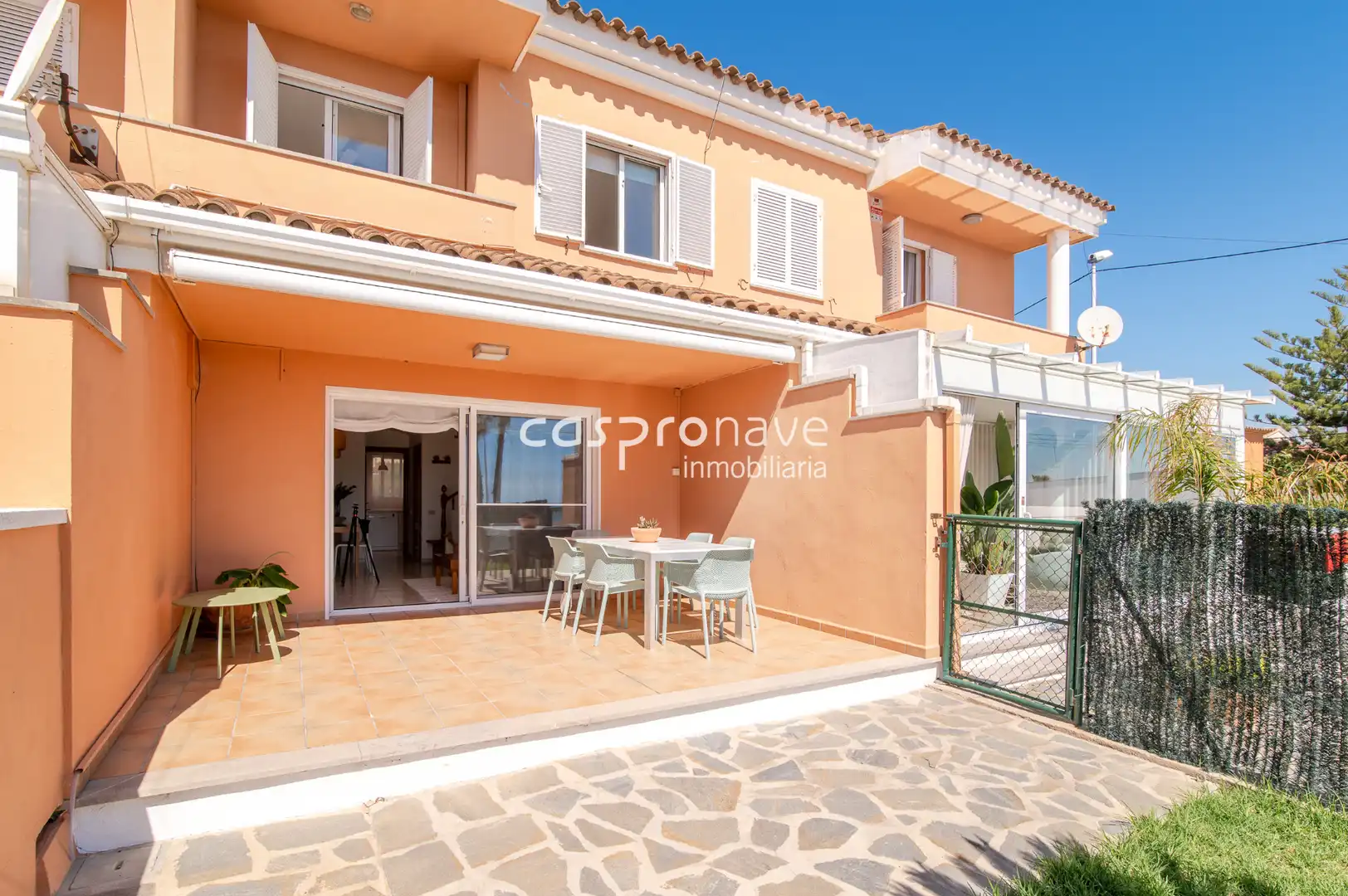 Vista exterior de Casa adosada en venda en Almazora / Almassora amb Aire condicionat, Jardí privat i Terrassa