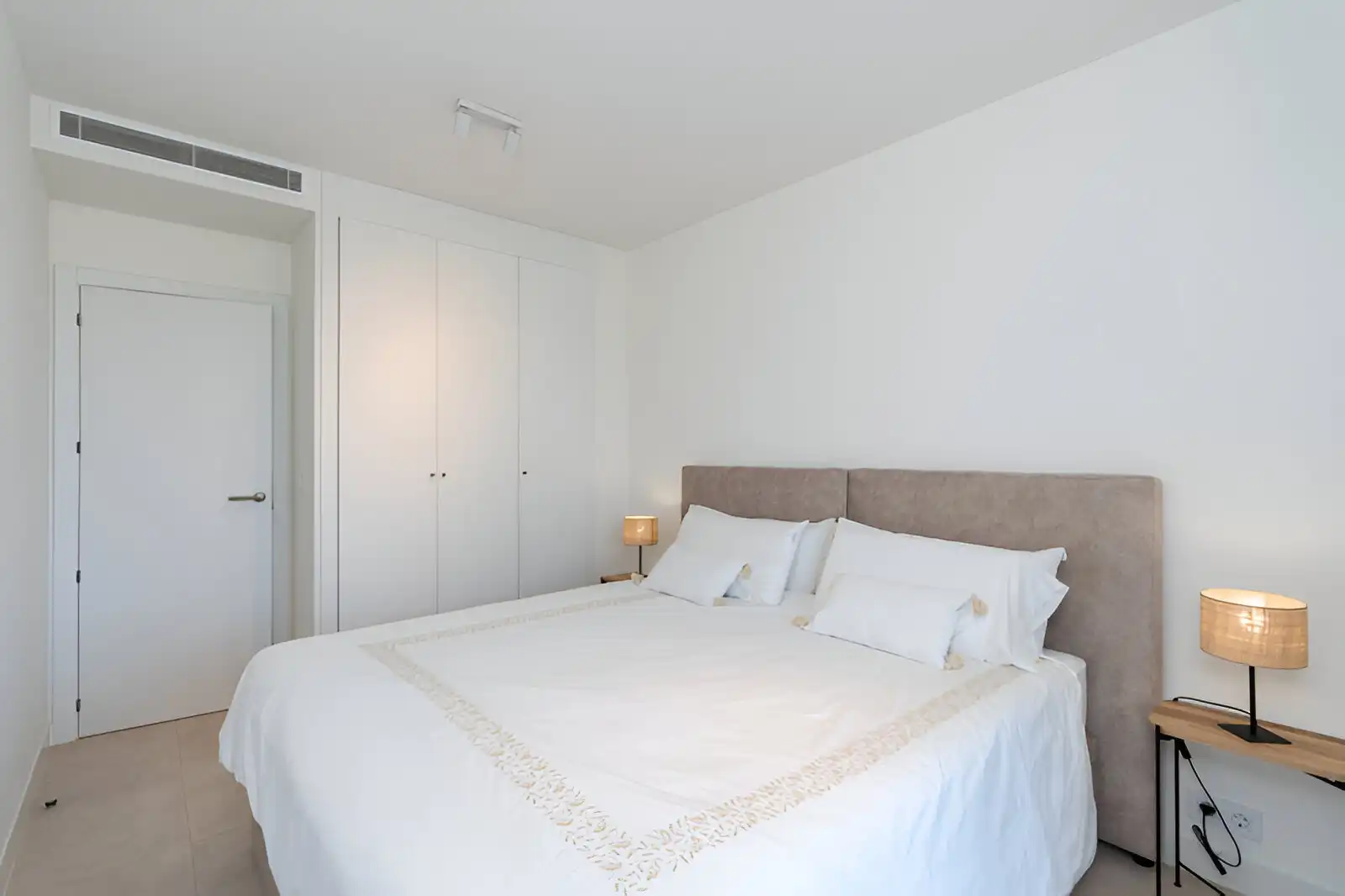 Schlafzimmer von Erdgeschoss zum Verkauf in Casares mit Klimaanlage, Privatgarten und Terrasse