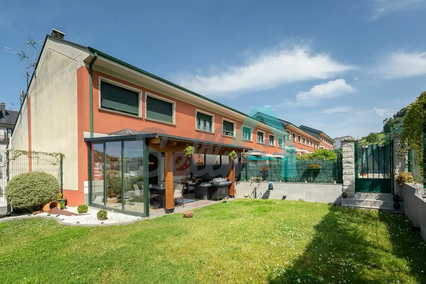Außenansicht von Einfamilien-Reihenhaus zum Verkauf in Vegadeo mit Heizung, Privatgarten und Terrasse