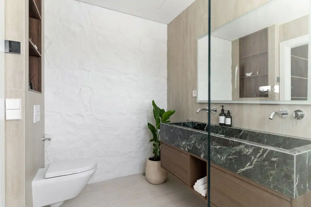 Baño de Dúplex en venta en Marbella con Aire acondicionado, Jardín privado y Terraza