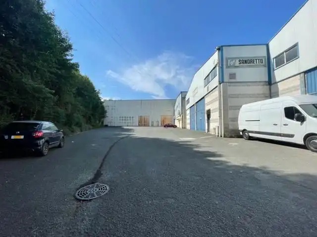Außenansicht von Fabrikhallen zur Miete in Urnieta