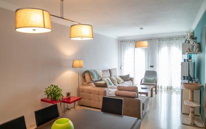 Sala d'estar de Apartament en venda en Fuengirola amb Aire condicionat, Terrassa i Moblat