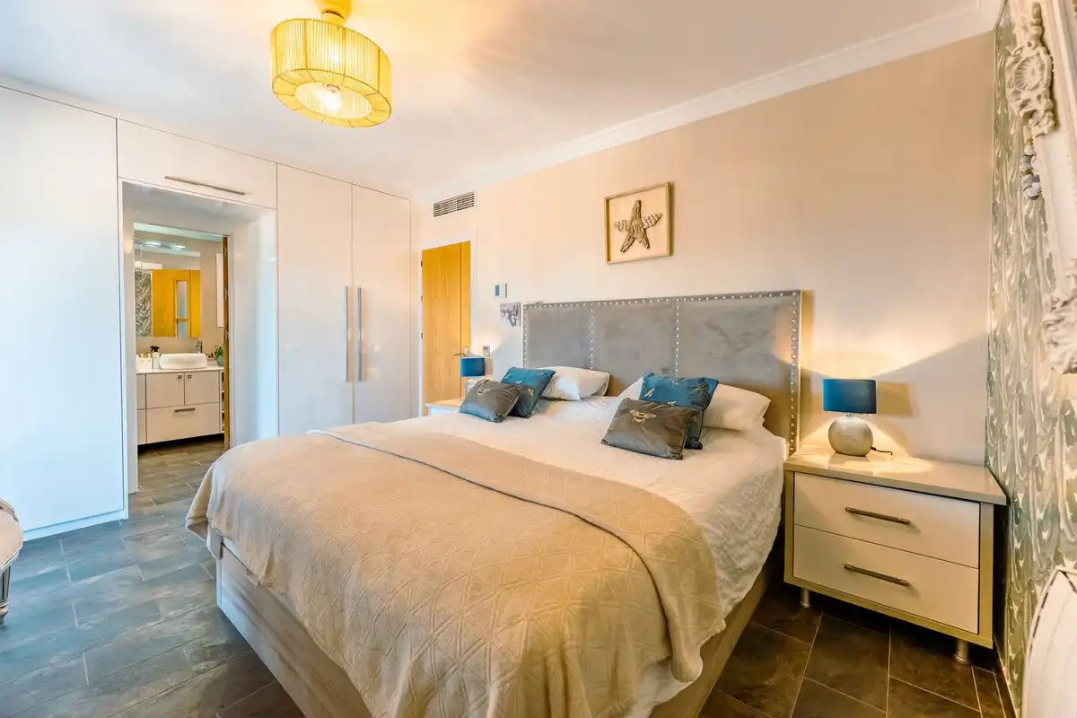 Dormitori de Casa o xalet en venda en Estepona amb Aire condicionat, Jardí privat i Terrassa