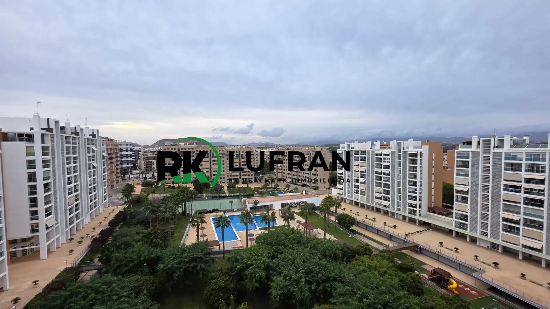 Vista exterior de Àtic en venda en Alicante / Alacant amb Aire condicionat, Calefacció i Jardí privat