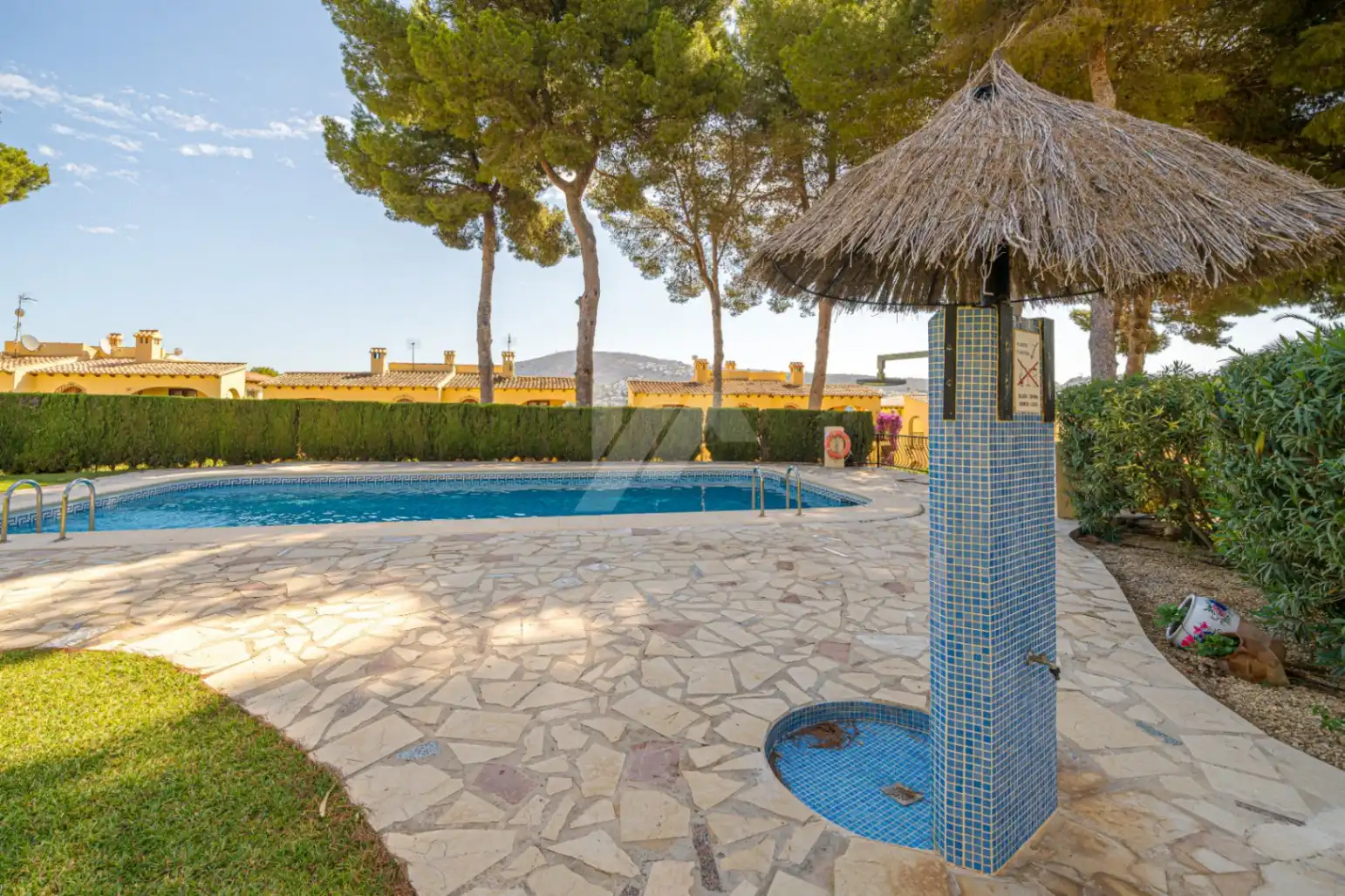 Piscina de Apartament en venda en Moraira amb Aire condicionat, Calefacció i Jardí privat