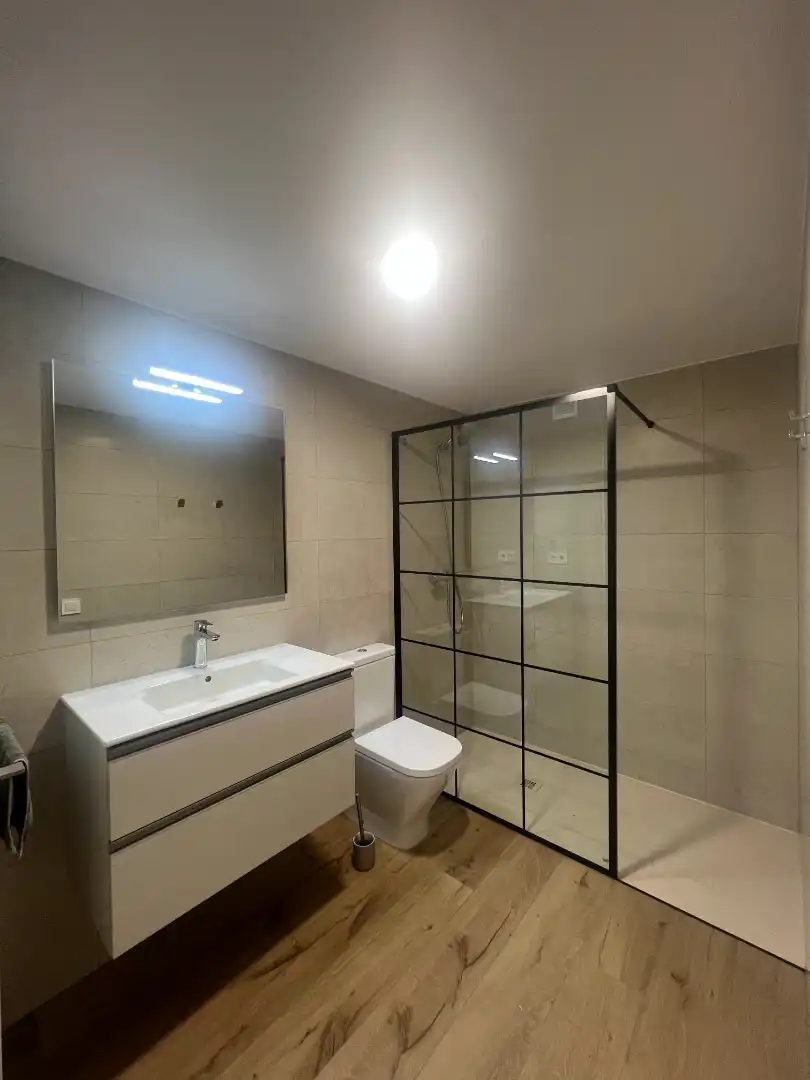Badezimmer von Einfamilien-Reihenhaus zum Verkauf in Castellbisbal mit Heizung, Privatgarten und Parkett