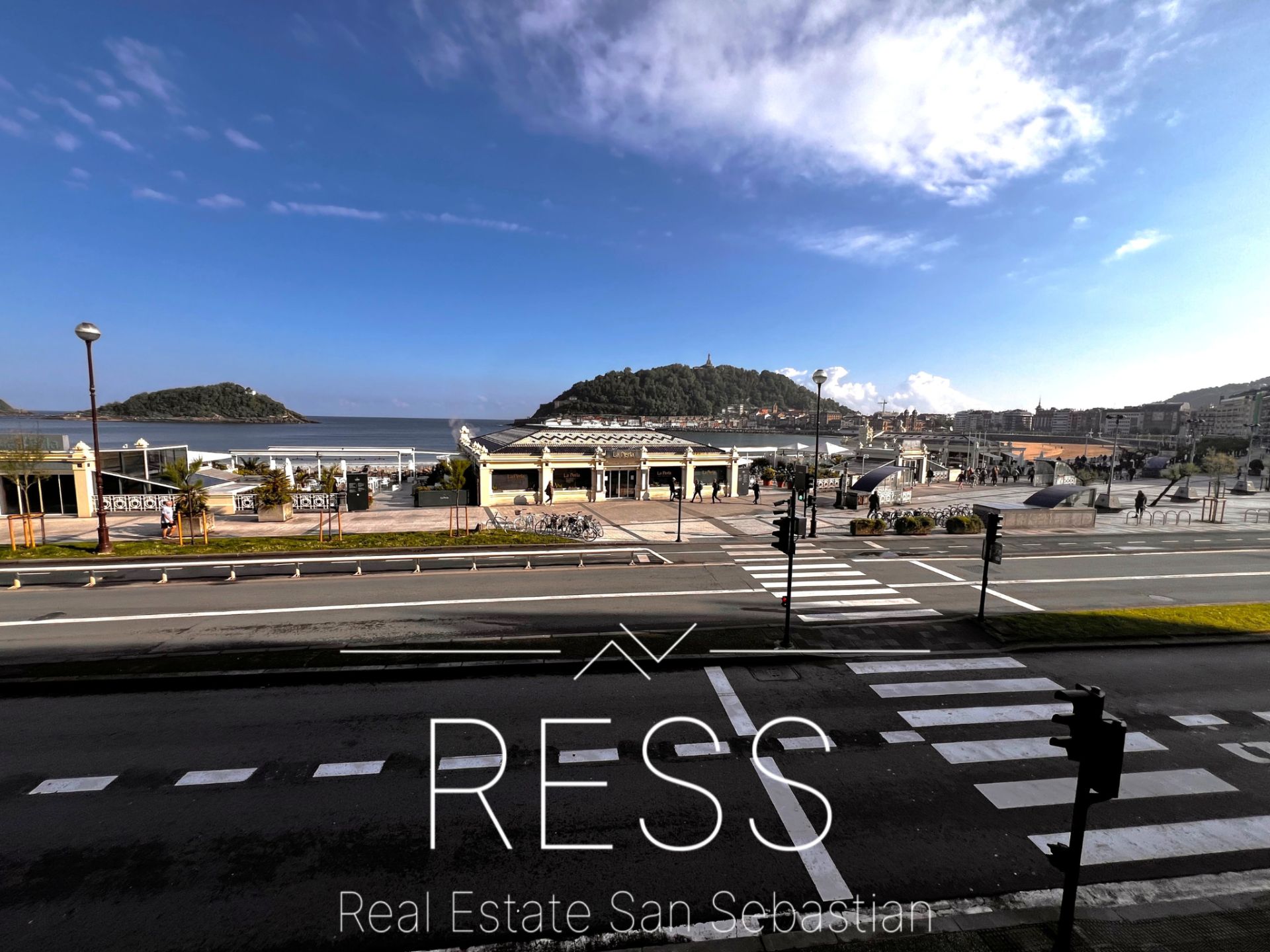 Vista exterior de Pis en venda en Donostia - San Sebastián  amb Calefacció, Terrassa i Moblat