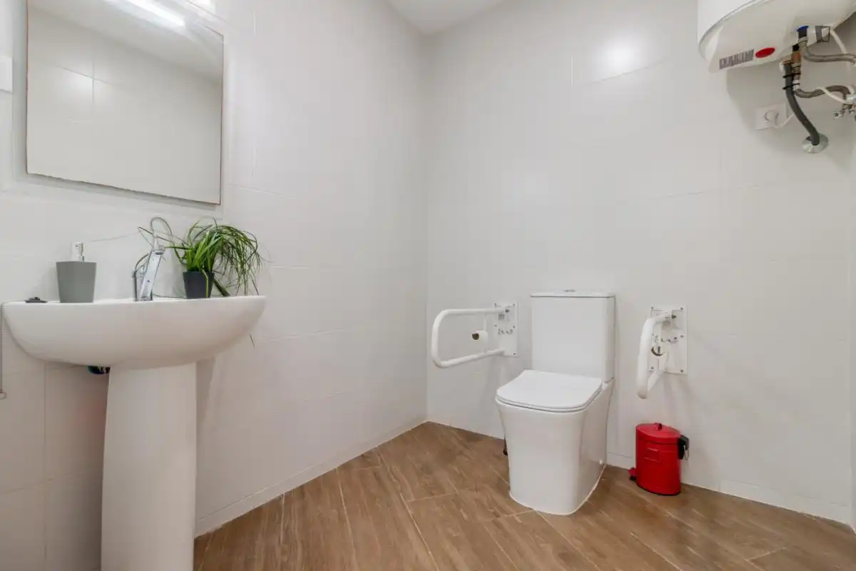 Bany de Apartament per a compartir en Villanueva de la Cañada amb Aire condicionat, Calefacció i Moblat