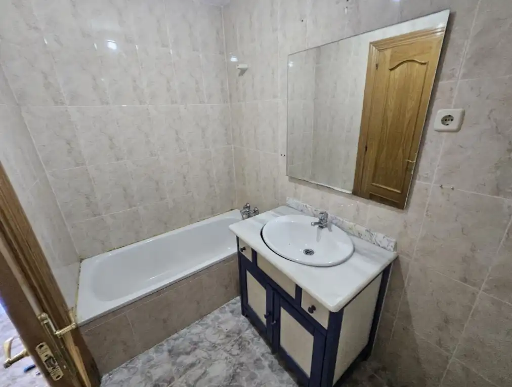 Baño de Piso en venta en Torres de la Alameda con Calefacción y Trastero