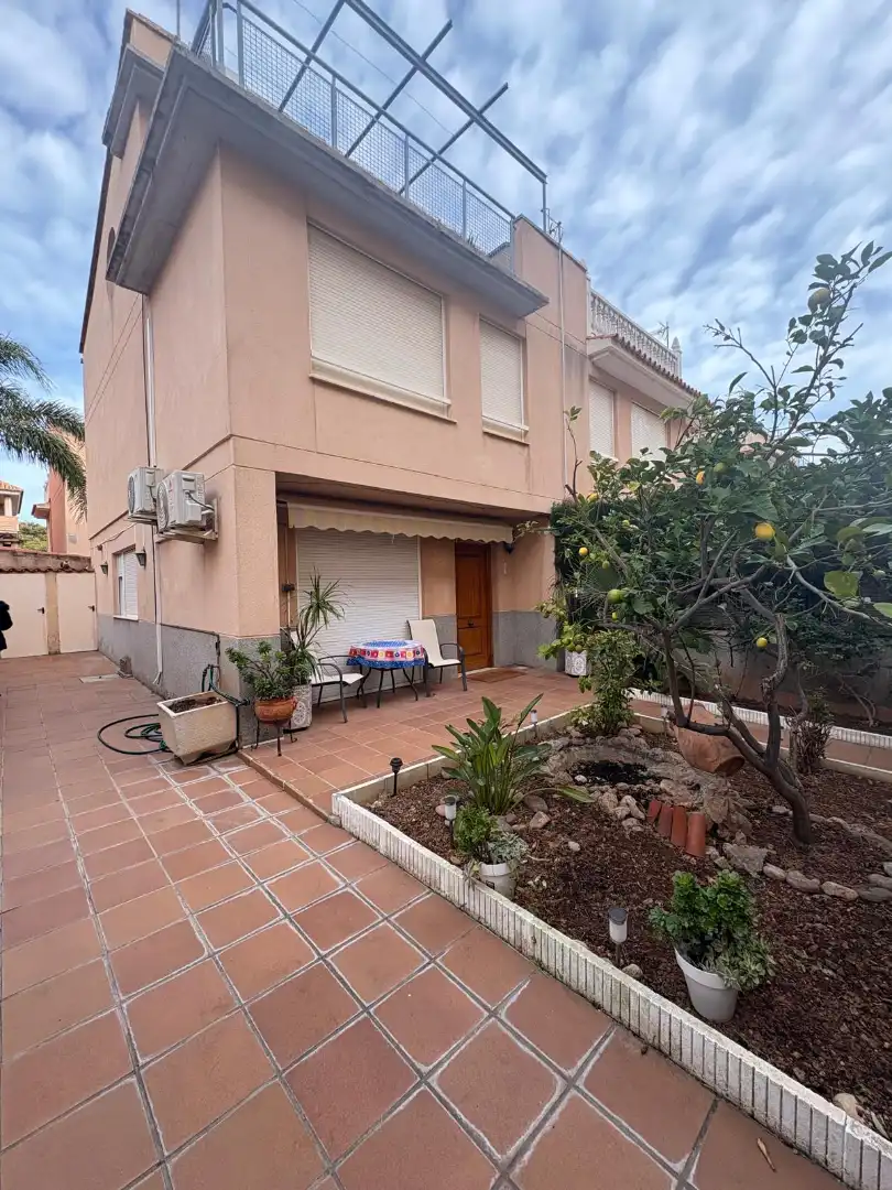 Vista exterior de Casa o chalet de alquiler en Sagunto / Sagunt con Aire acondicionado, Calefacción y Jardín privado