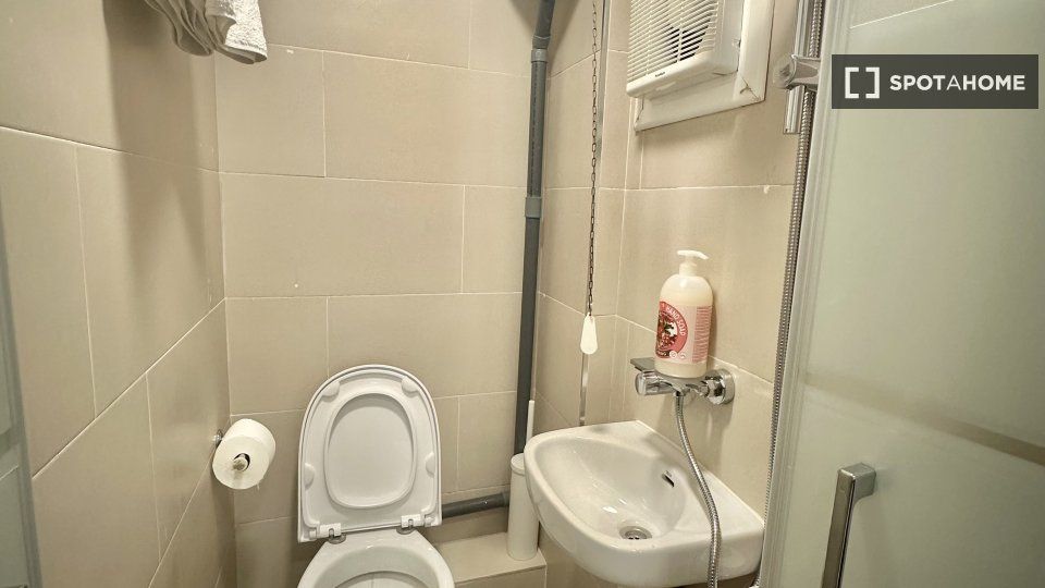 Bathroom of Flat to rent in  Barcelona Capital  with Air Conditioner, Heating and Furnished