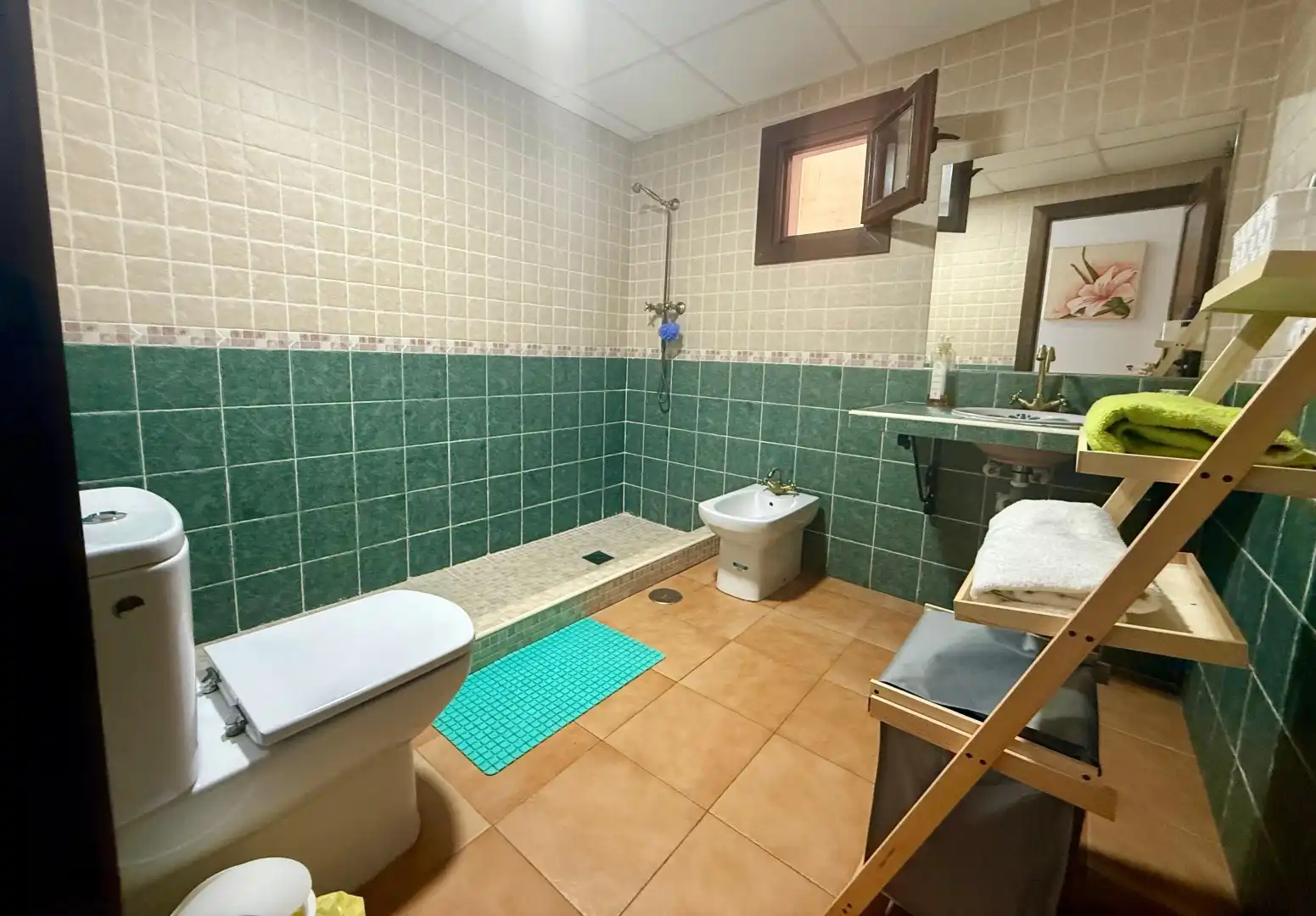 Baño de Piso en venta en Carataunas con Calefacción, Terraza y Piscina comunitaria