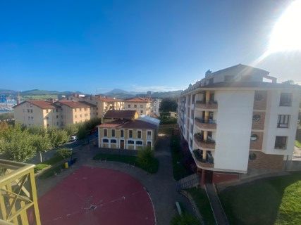 Vista exterior de Pis en venda en Zumaia amb Terrassa, Traster i Moblat