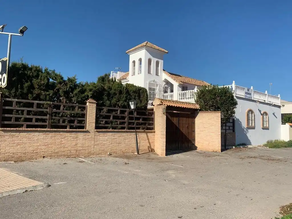 Vista exterior de Casa o xalet en venda en Orihuela amb Aire condicionat, Calefacció i Jardí privat