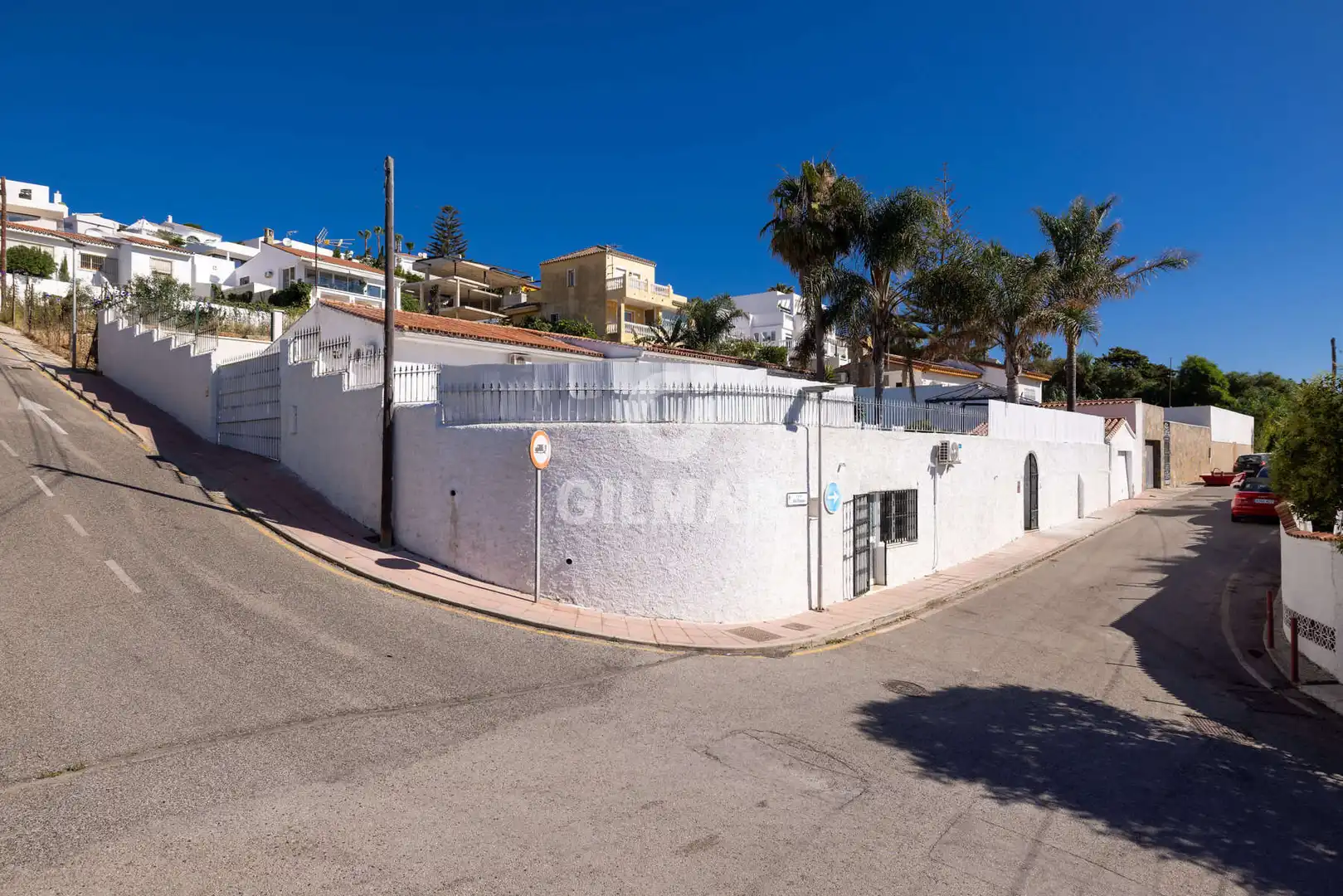 Vista exterior de Casa o xalet en venda en Estepona amb Calefacció, Jardí privat i Piscina