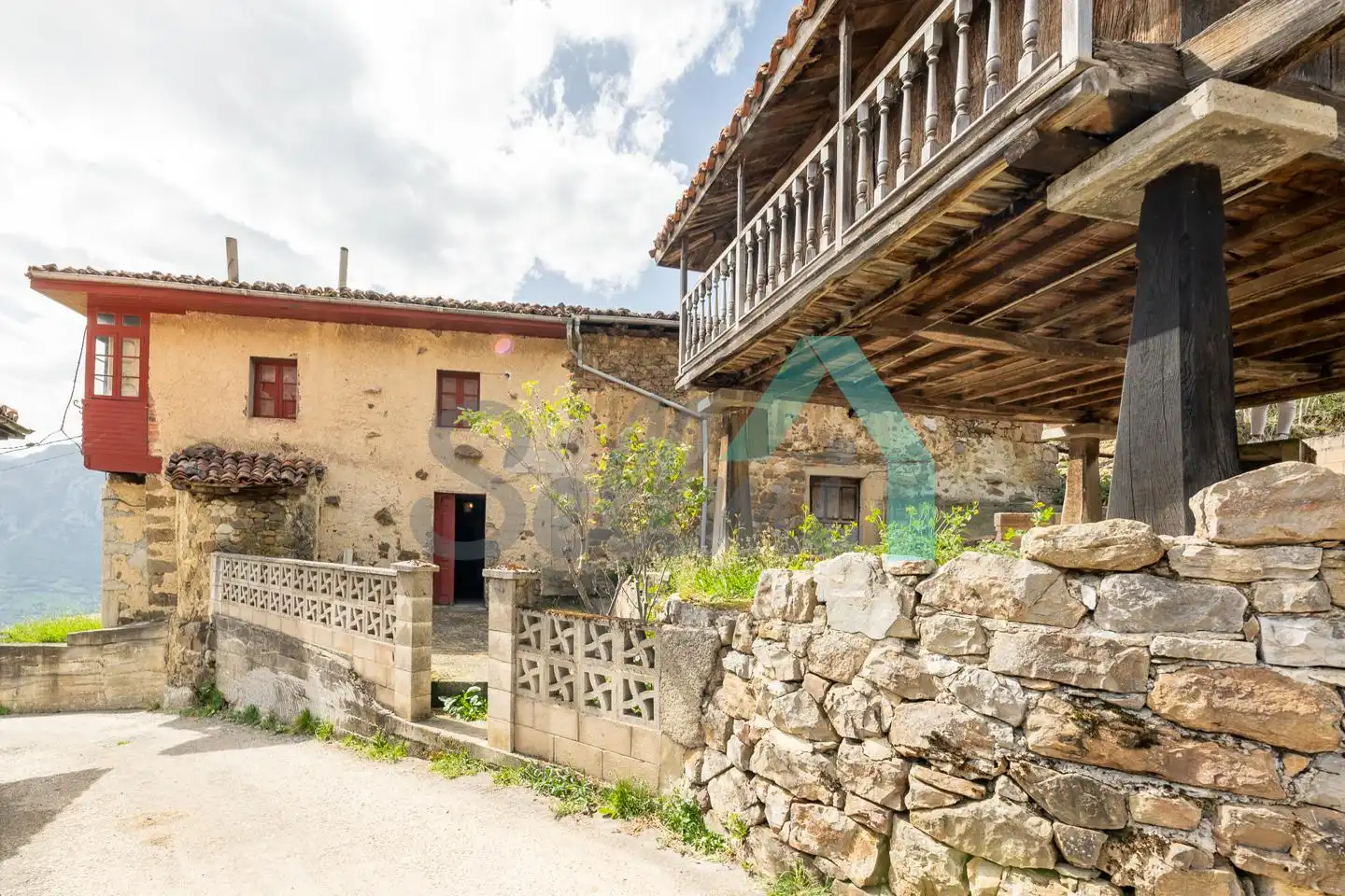 Außenansicht von Einfamilien-Reihenhaus zum Verkauf in Quirós mit Privatgarten und Terrasse