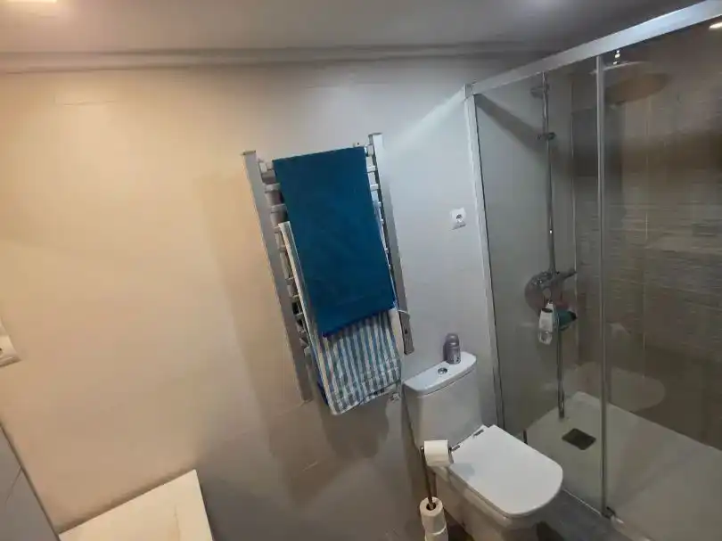 Badezimmer von Wohnung zur Miete in Gandia mit Klimaanlage, Schwimmbad und Möbliert