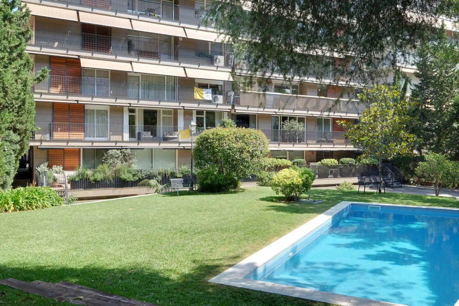 Schwimmbecken von Wohnung zum Verkauf in Barcelona mit Klimaanlage, Heizung und Ofen