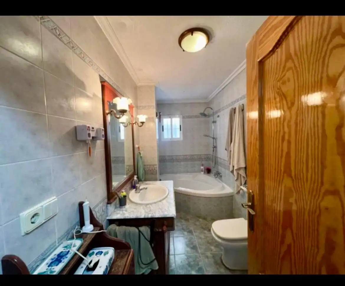 Bany de Casa o xalet en venda en Elche / Elx amb Aire condicionat, Piscina i Moblat