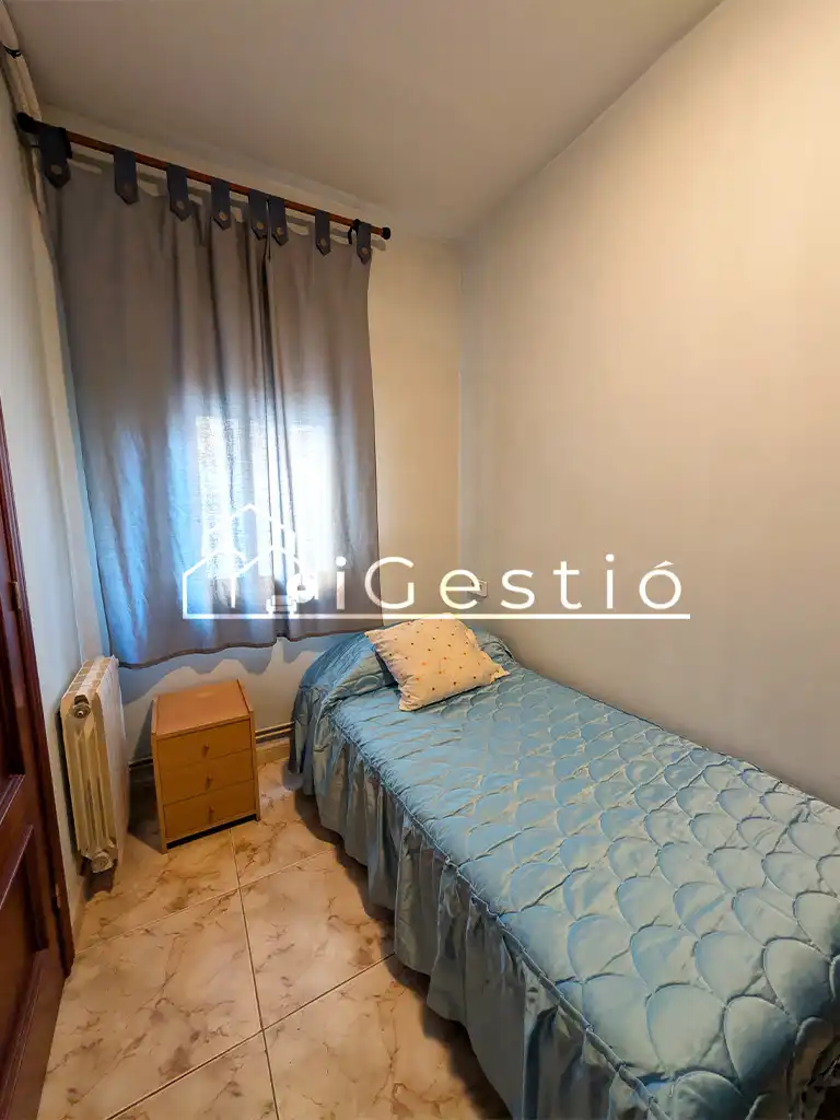 Dormitori de Casa adosada en venda en Santa Coloma de Gramenet amb Aire condicionat, Calefacció i Jardí privat