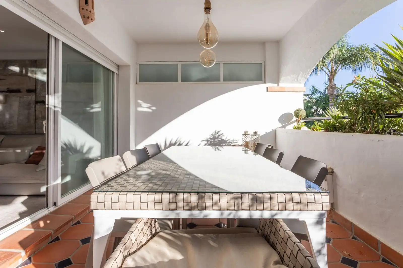 Terrasse von Wohnung zum Verkauf in Marbella mit Klimaanlage, Privatgarten und Terrasse