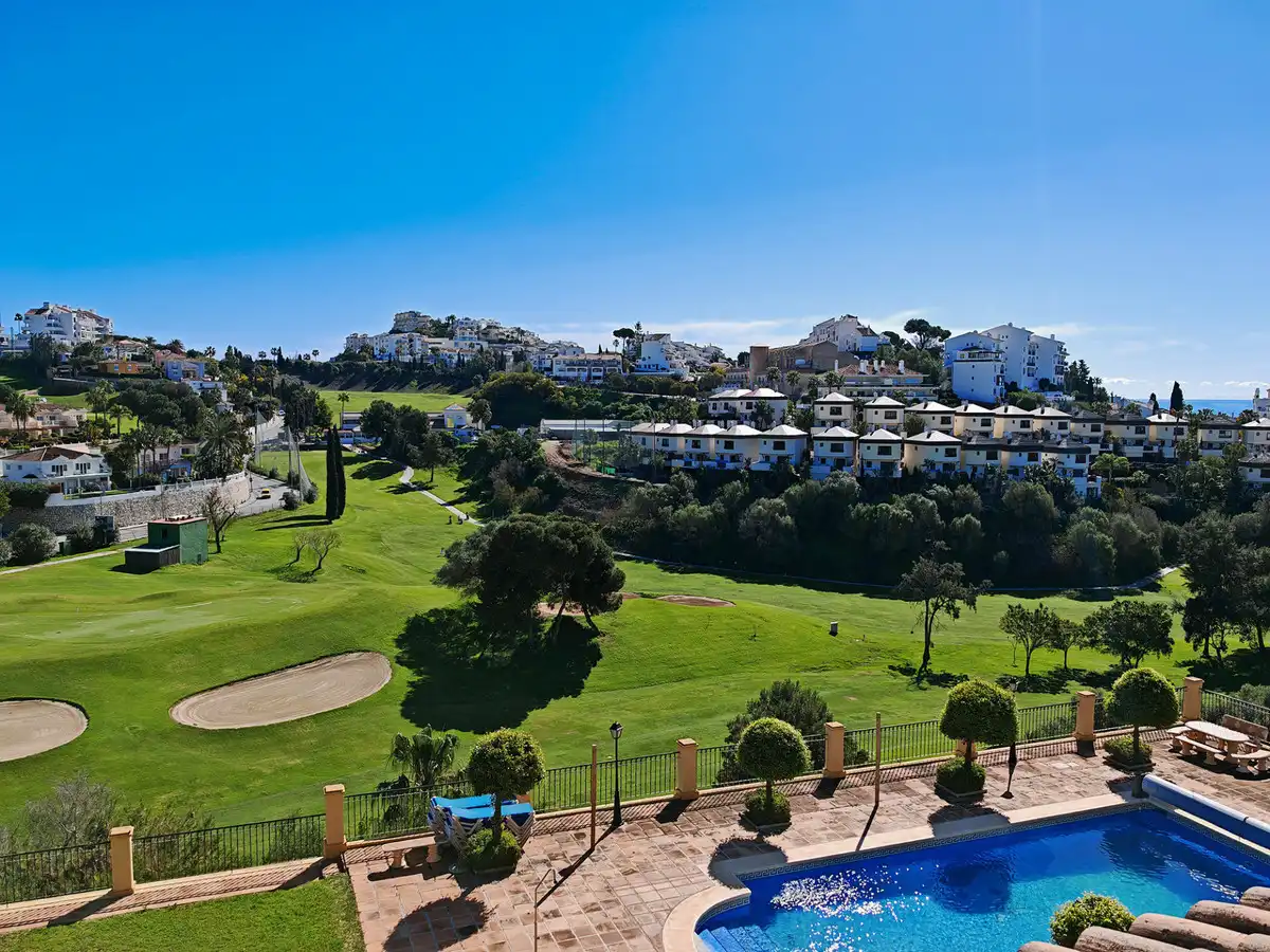 Vista exterior de Casa adosada en venta en Mijas con Aire acondicionado, Calefacción y Jardín privado