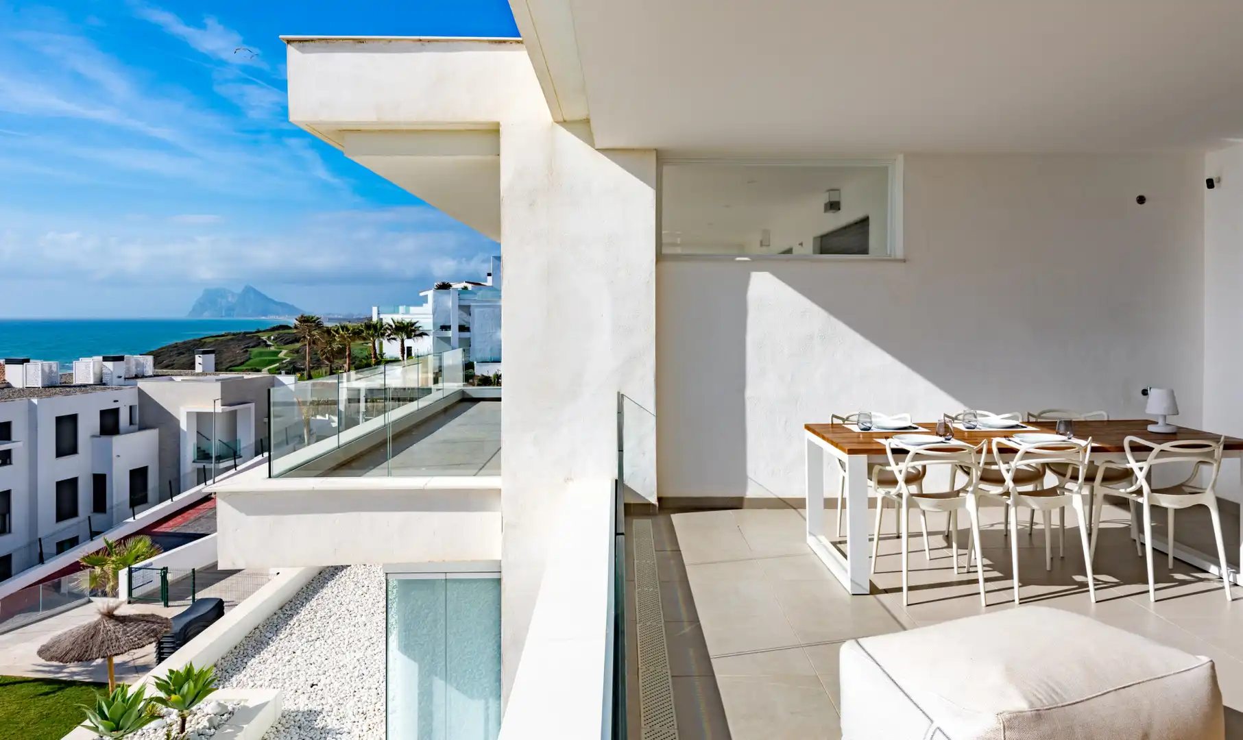Terrasse von Wohnungen zum Verkauf in La Alcaidesa mit Klimaanlage, Terrasse und Abstellraum