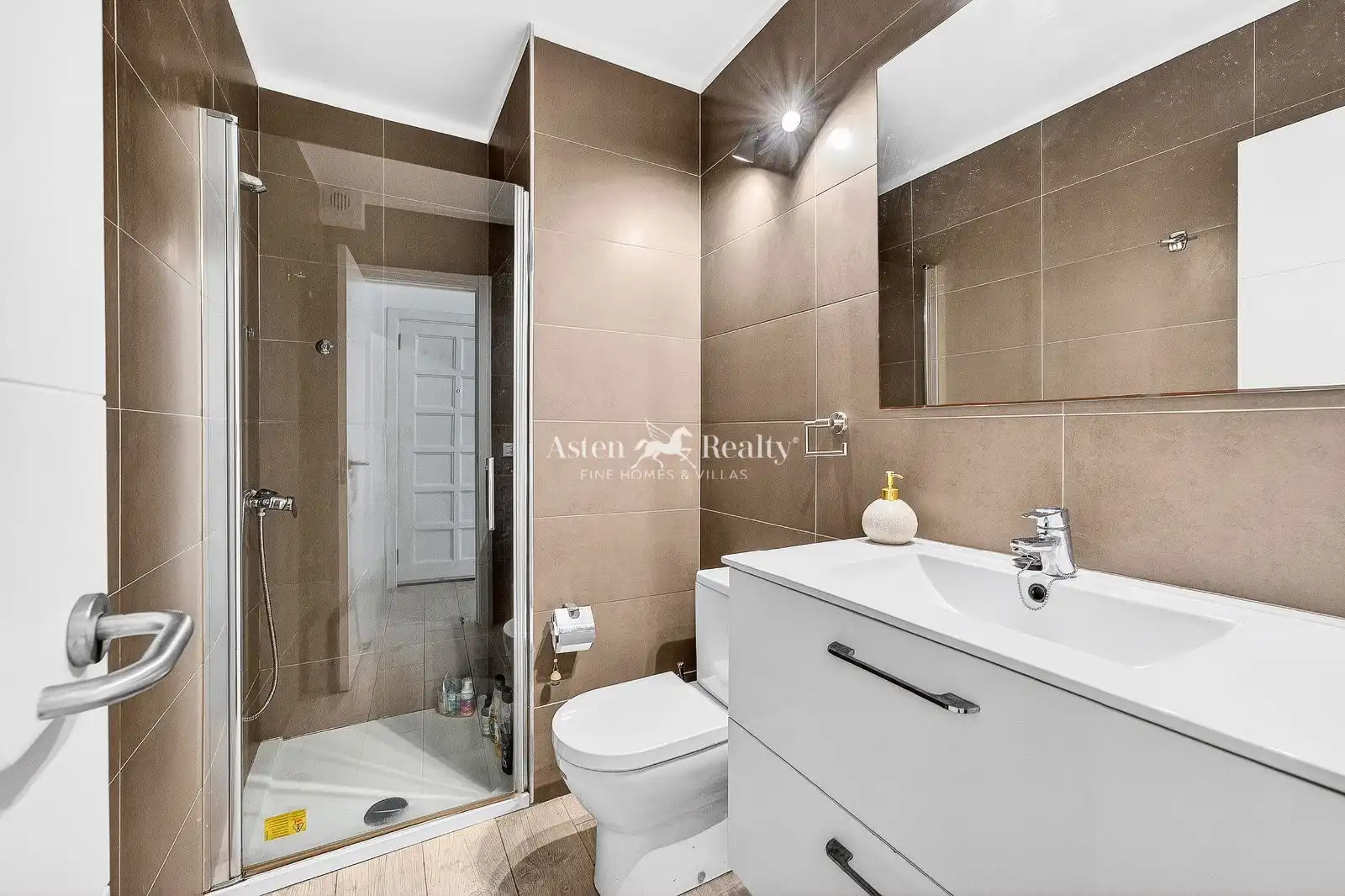 Baño de Apartamento en venta en Adeje con Terraza, Piscina y Amueblado