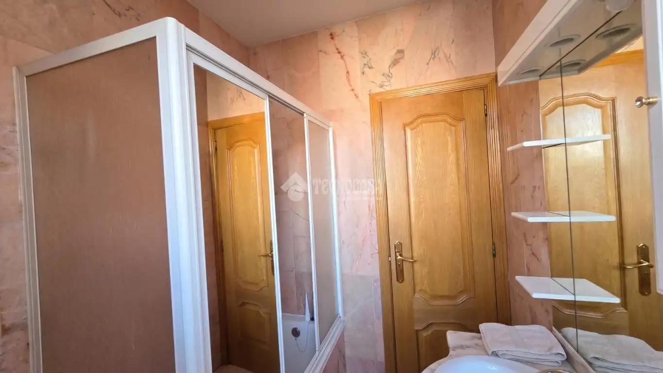 Badezimmer von Wohnung zum Verkauf in Madrid mit Heizung und Parkett