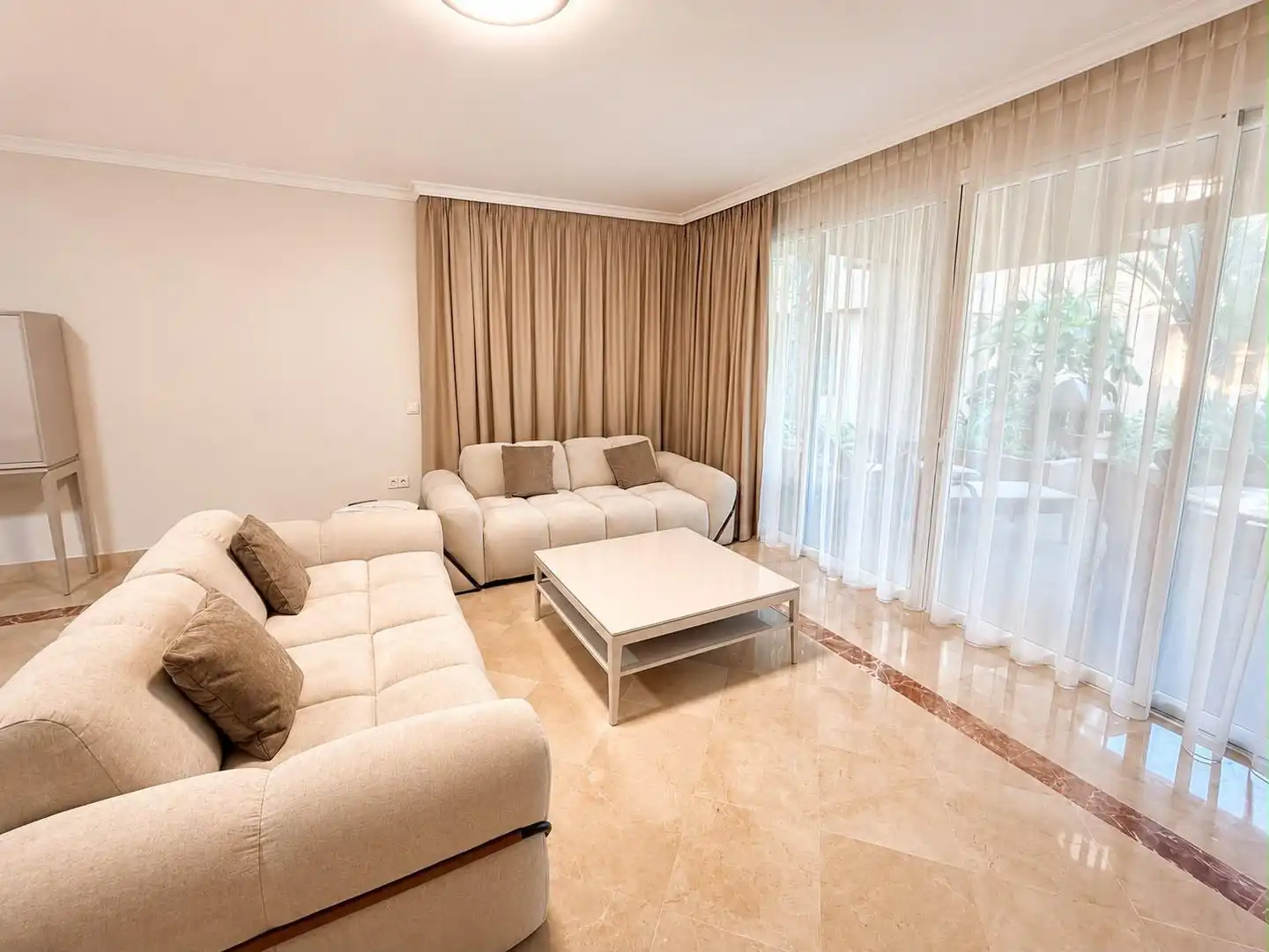 Living room of Ground floor for rent in Marbella  with Air Conditioner, Terrace and Swimming Pool