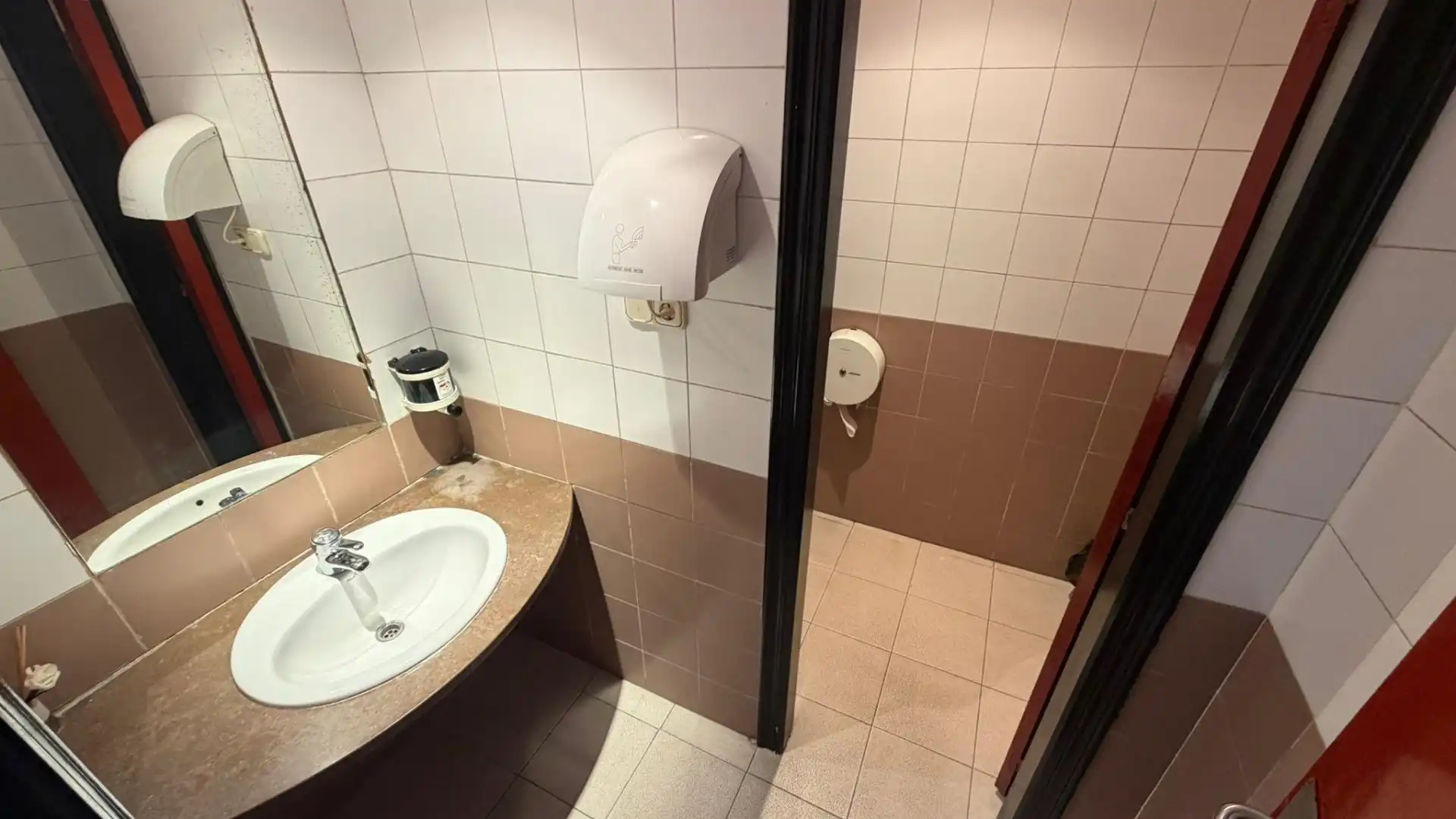Business premises for transfer in Calle de Maestro Albéniz, imagen 13