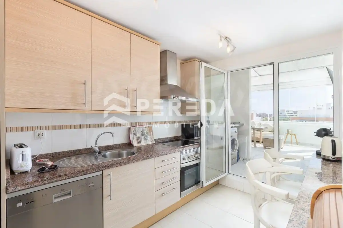 Küche von Dachboden zum Verkauf in Roquetas de Mar mit Privatgarten, Terrasse und Abstellraum