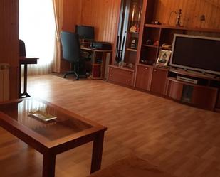 Sala d'estar de Casa adosada en venda en Pelabravo amb Calefacció, Jardí privat i Terrassa