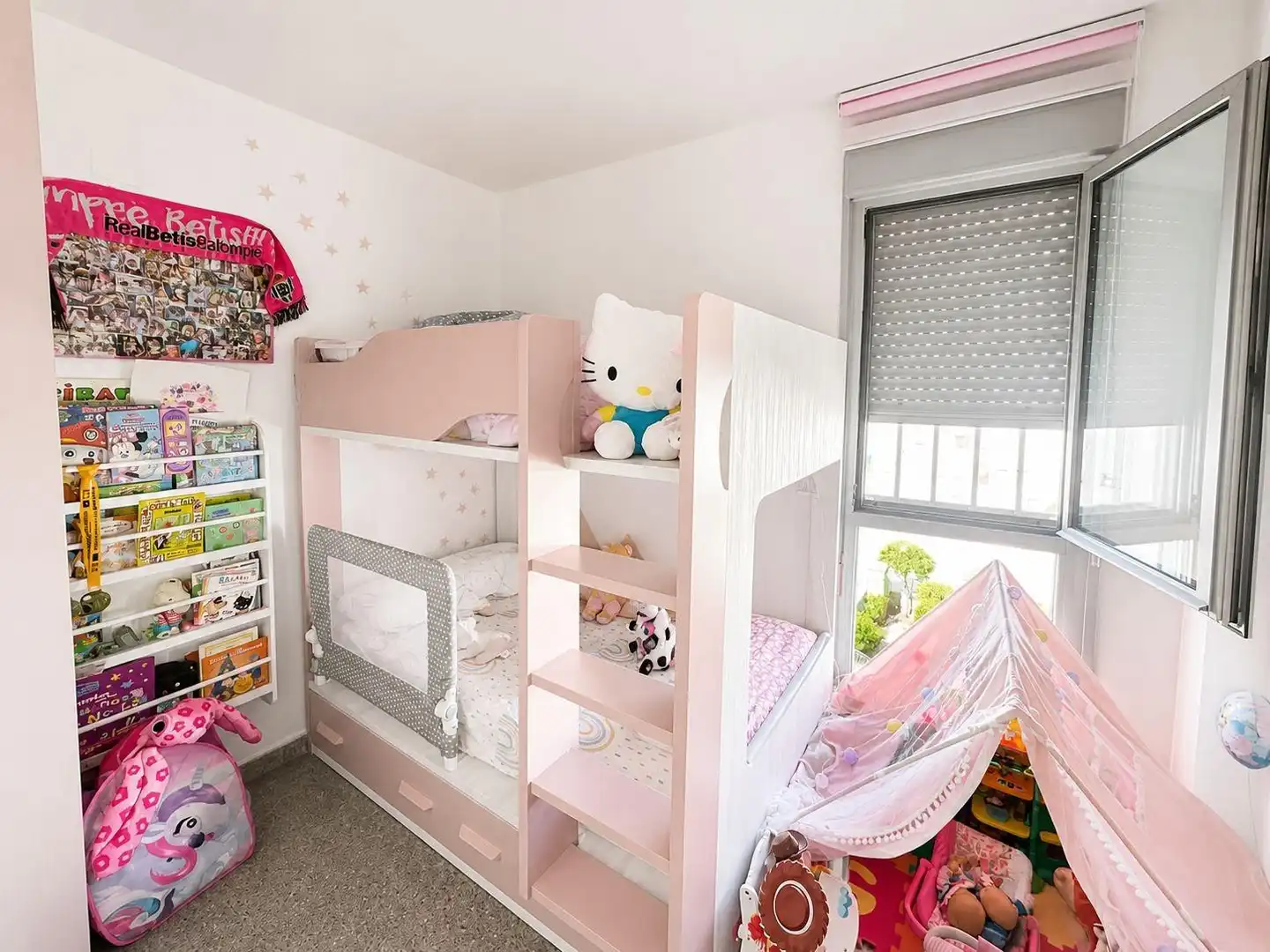 Schlafzimmer von Wohnung zum Verkauf in Sevilla mit Klimaanlage und Terrasse