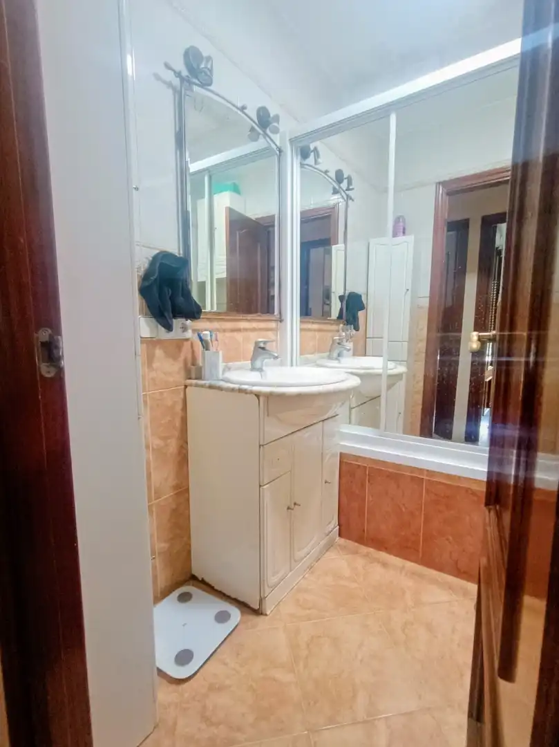 Baño de Piso en venta en San Fernando de Henares con Aire acondicionado, Calefacción y Trastero
