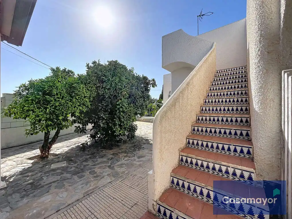 Vista exterior de Casa o xalet en venda en Sant Joan d'Alacant amb Aire condicionat, Jardí privat i Piscina
