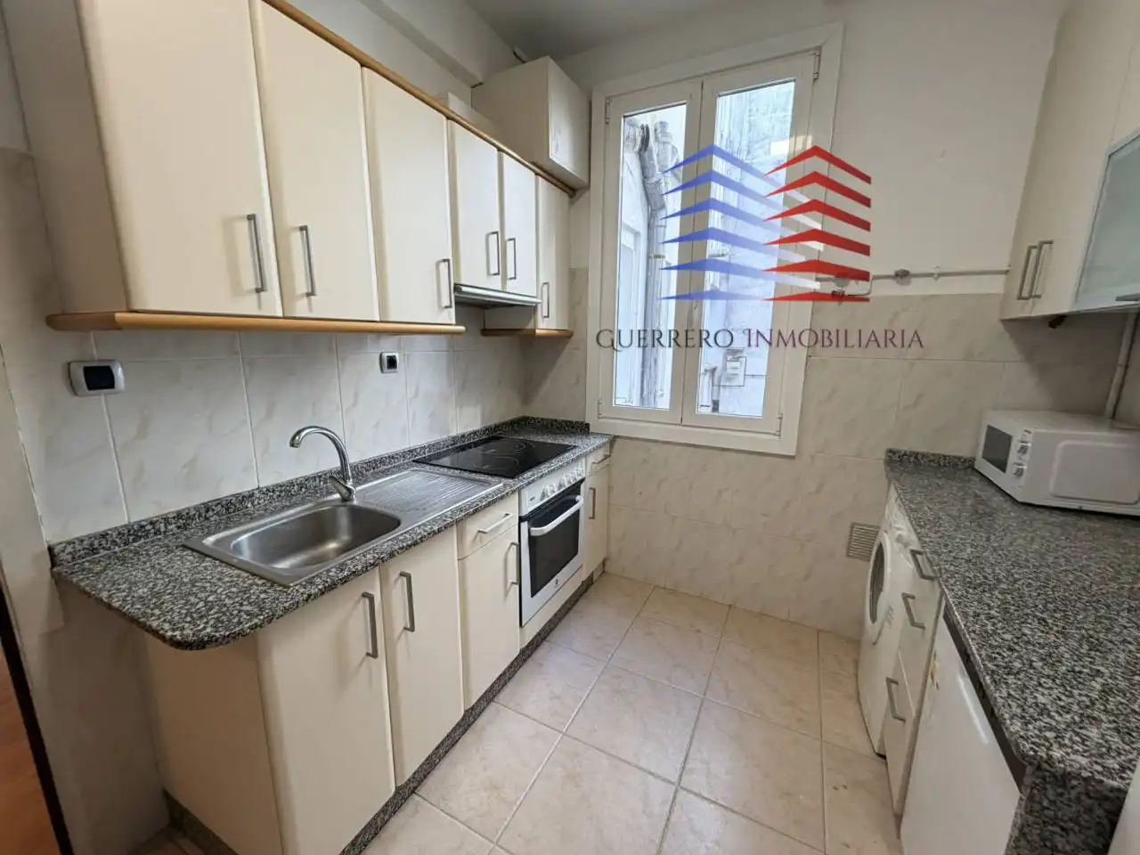 Cuina de Apartament de lloguer en O Carballiño   amb Calefacció, Parquet i Moblat