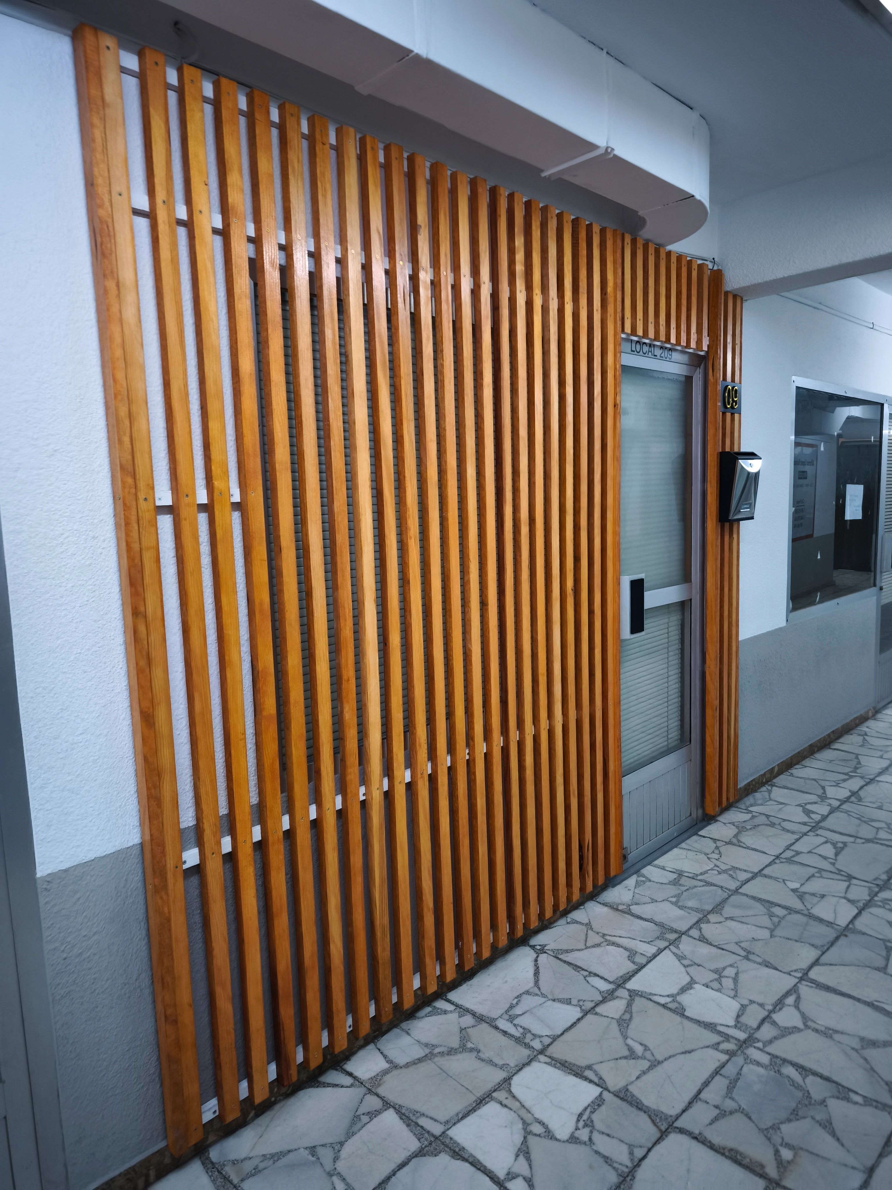 Local de lloguer a Avenida de Rosalía de Castro, Ensanche - Sar