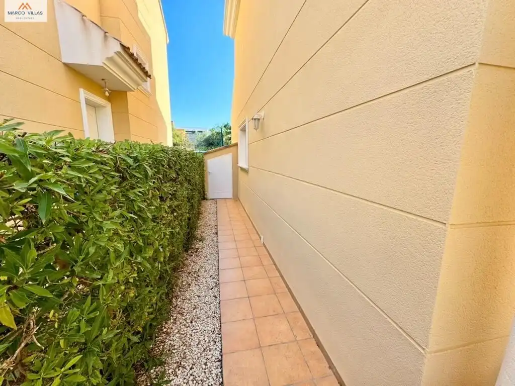 Vista exterior de Casa o xalet en venda en San Fulgencio amb Aire condicionat, Jardí privat i Balcó