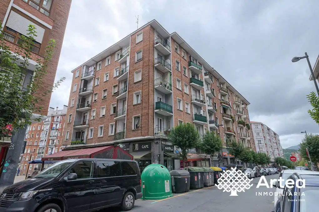 Außenansicht von Wohnung zum Verkauf in Bilbao  mit Heizung, Privatgarten und Möbliert